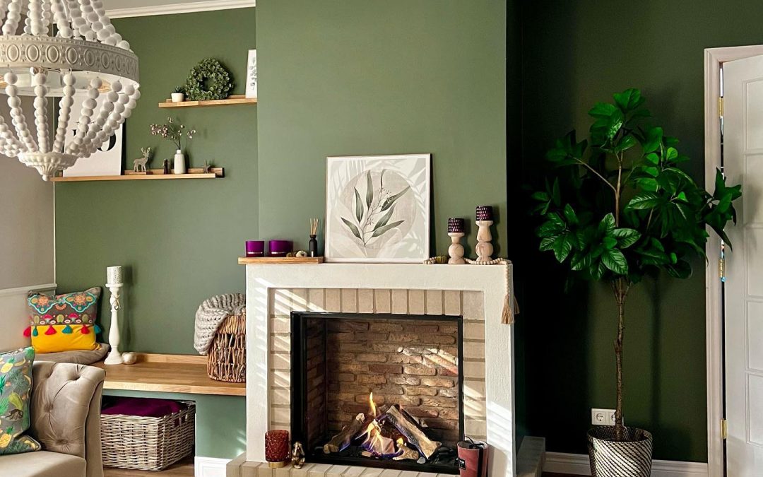 Gaskamin vor grüner Wand im Boho-Stil