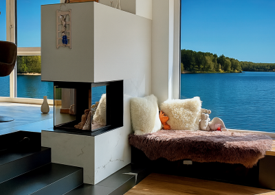 Panoramakamin mit dreiseitiger Verglasung und Seeblick – Architekturhighlight mit Wohlfühlgarantie