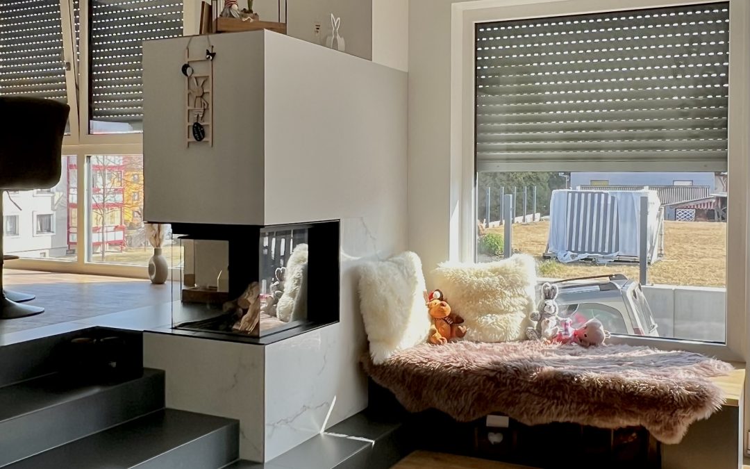 Eckkamin unter der Treppe mit Fenstersitzbank