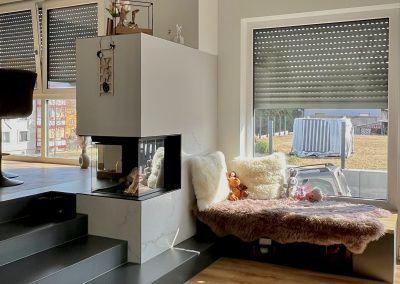 Eckkamin unter der Treppe mit Fenstersitzbank