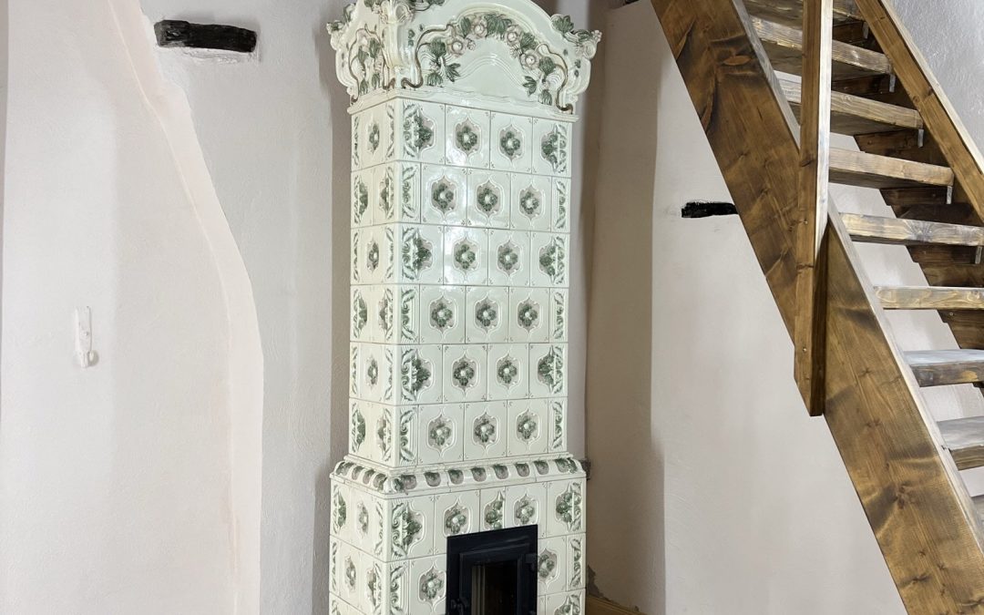 Restaurierter Kachelofen im Fachwerkhaus – Handwerkskunst trifft Geschichte