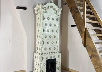 Restaurierter Kachelofen im Fachwerkhaus – Handwerkskunst trifft Geschichte