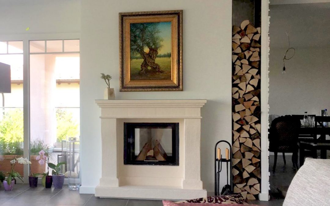 Klassischer Kamin mit Natursteinrahmen – Christian Heider