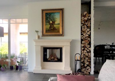 Klassischer Kamin mit Natursteinrahmen – Christian Heider