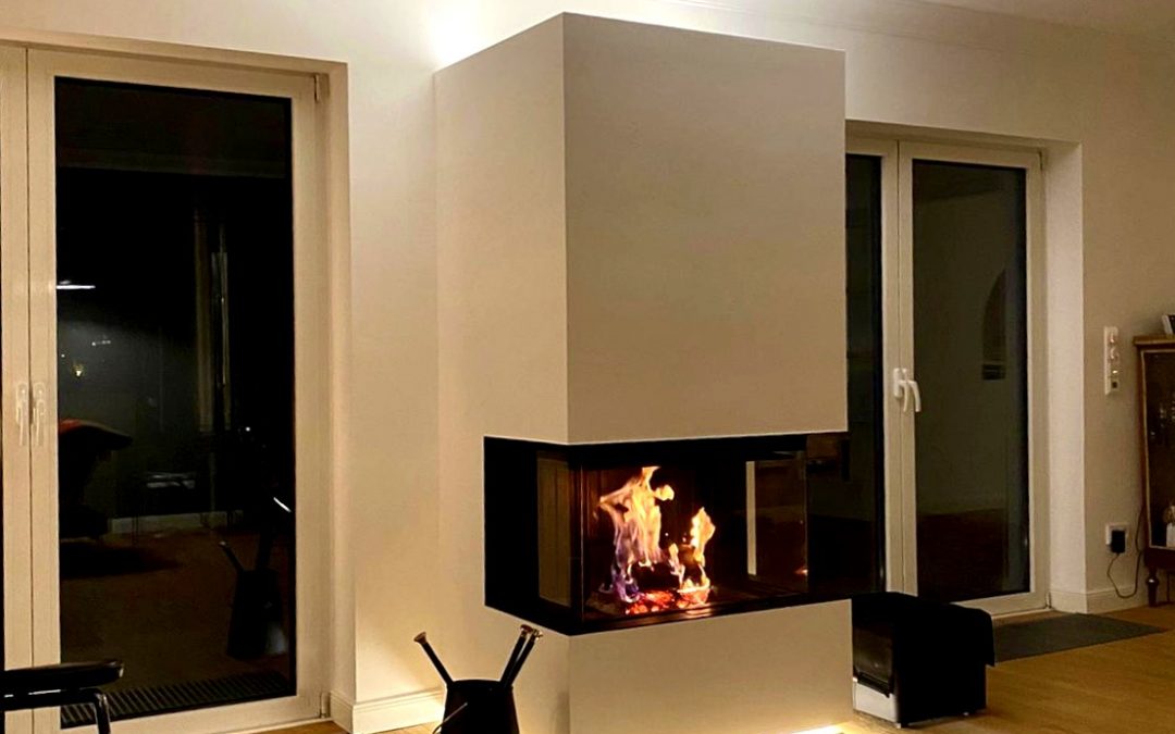 Panoramakamin mit Beleuchtung – Feuerinszenierung bei Nacht