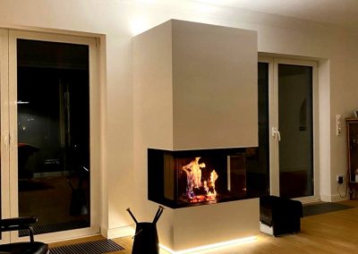 Panoramakamin mit Beleuchtung – Feuerinszenierung bei Nacht