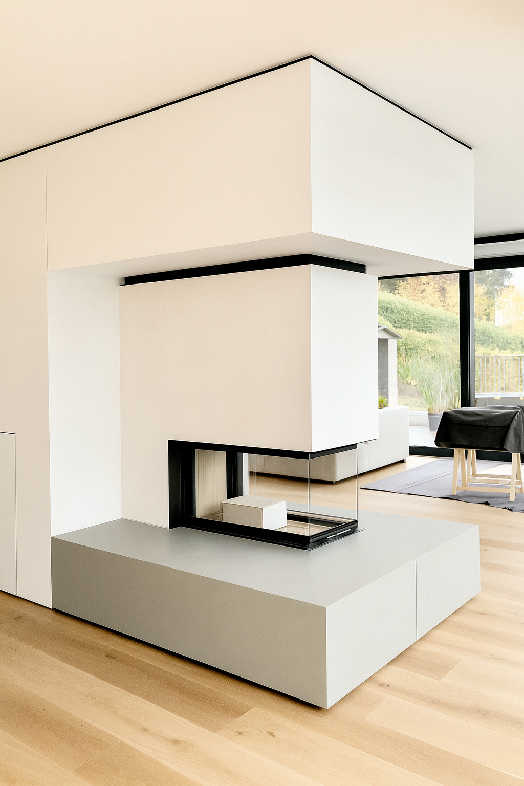 Moderner Panoramakamin mit dreiseitiger Glasverkleidung und kubischem Design in hellem Wohnambiente