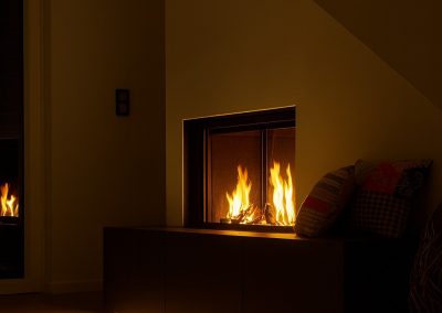 Kamin unter der Treppe