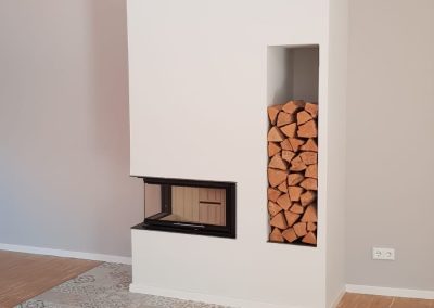Eckkamin mit Holzlagernische