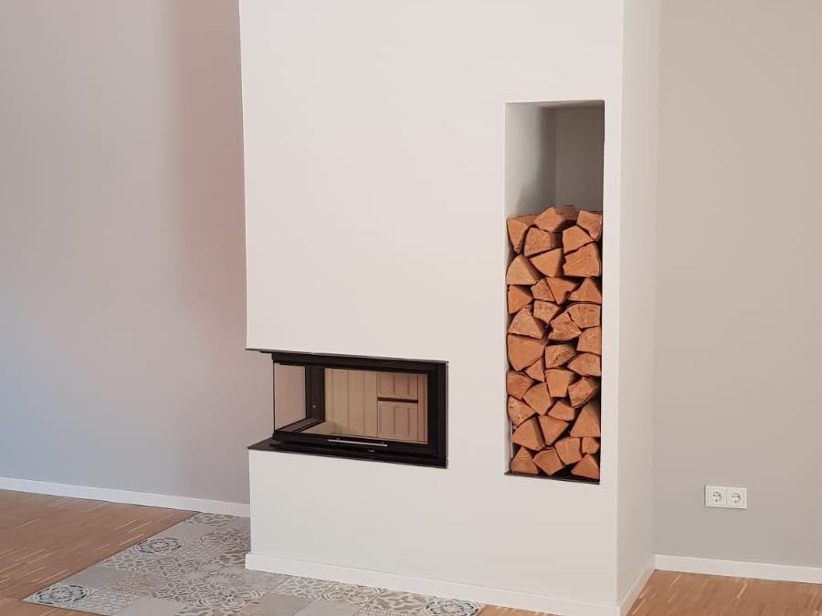 Eckkamin mit Holzlagernische