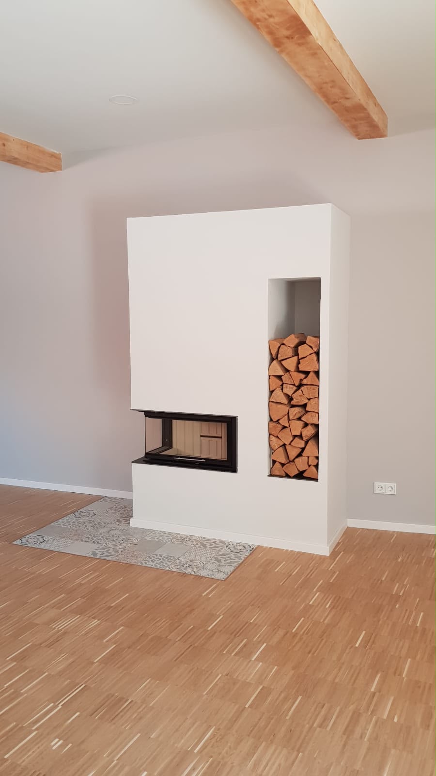 Moderner Gaskamin mit Sichtfeuer und Natursteinrahmen in einem stilvoll eingerichteten Wohnzimmer im Boho-Stil