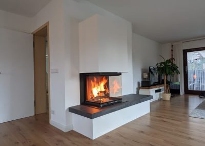 Eckkamin mit Natursteinbank