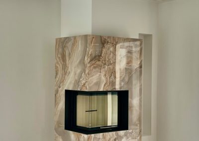 Eckkamin mit Marmor-Optik