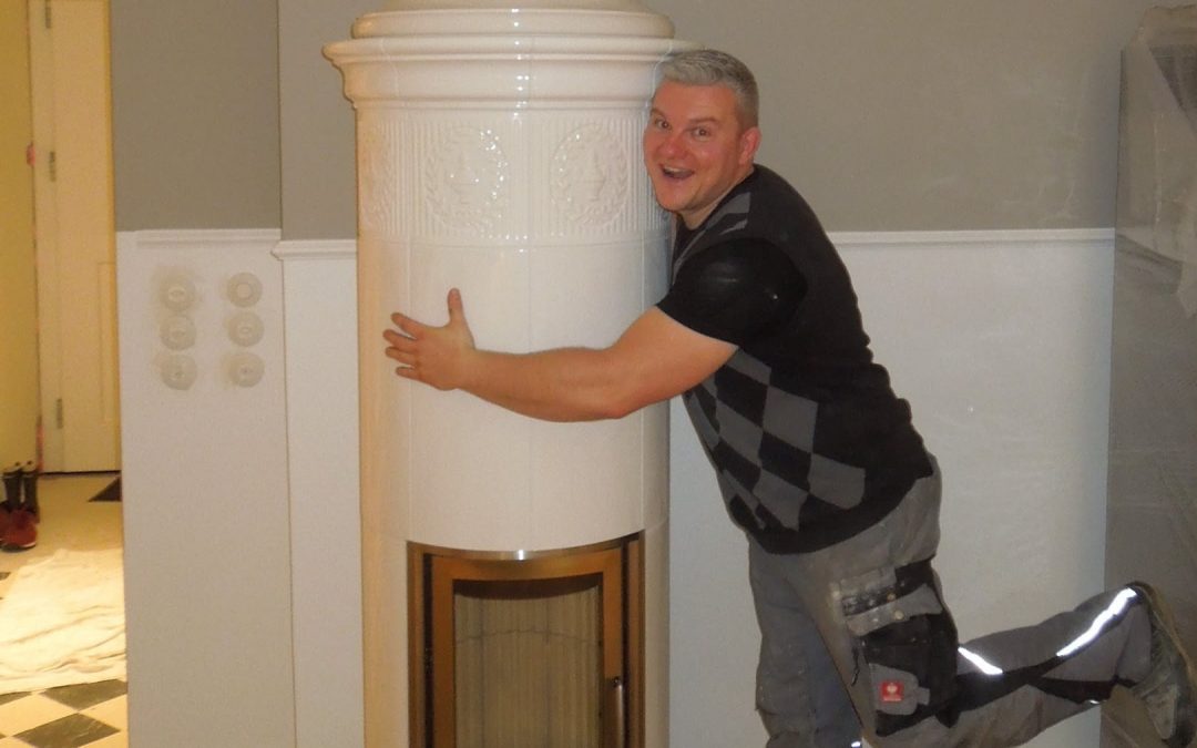 Runder Kachelofen mit Ornamentik