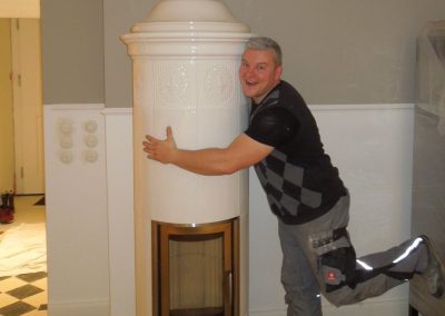 Runder Kachelofen mit Ornamentik