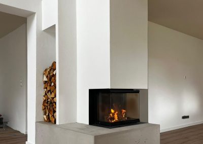Eckkamin mit Sichtbeton-Sockel