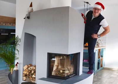 Eckkamin mit Holzlager