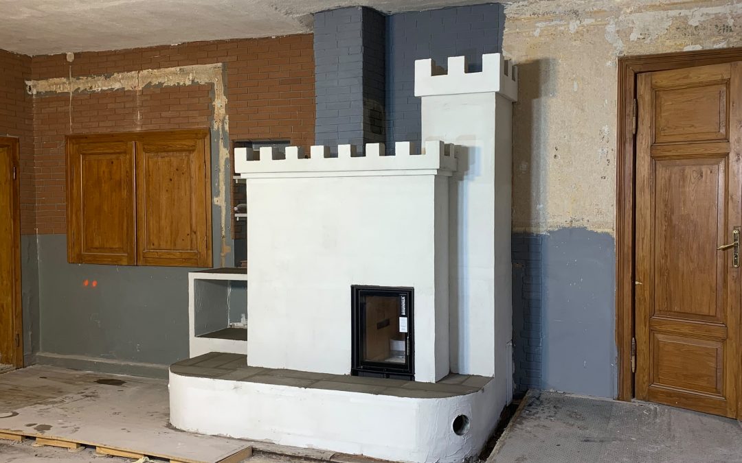 Grundofen mit Zinnen-Motiv