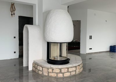 Kamin mit rundem Sichtfenster