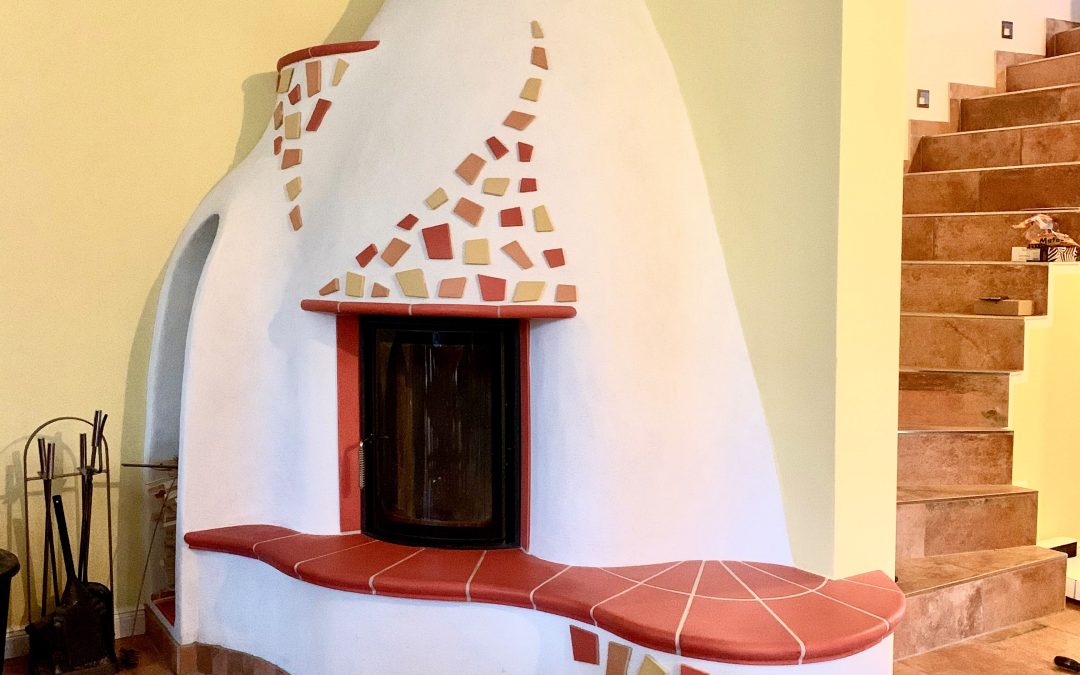 Kachelofen mit Mosaik und Sitzbank