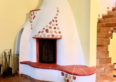 Kachelofen mit Mosaik und Sitzbank